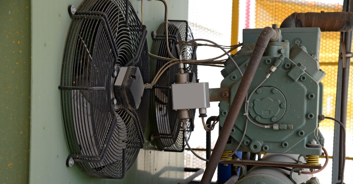 Compresor y ventiladores de un sistema de refrigeración industrial durante revisión de mantenimiento preventivo Compresor y ventiladores de un sistema de refrigeración industrial durante revisión de mantenimiento preventivo.