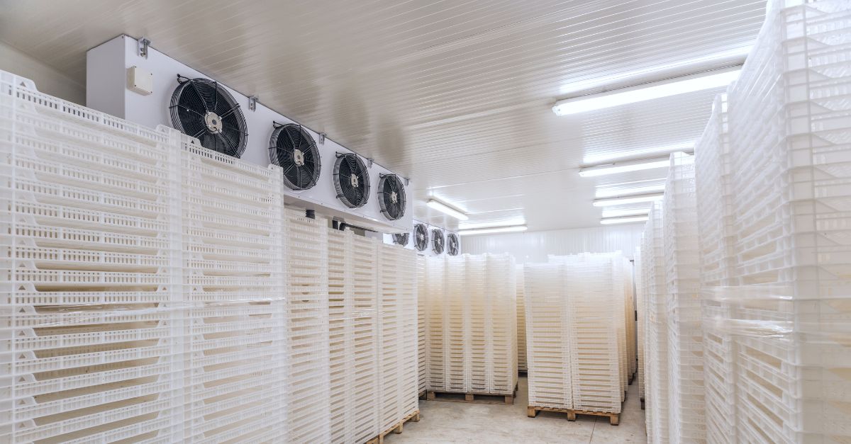 Interior de una cámara frigorífica industrial con sistema de refrigeración para conservación alimentaria Interior de una cámara frigorífica industrial con sistema de refrigeración para conservación alimentaria.