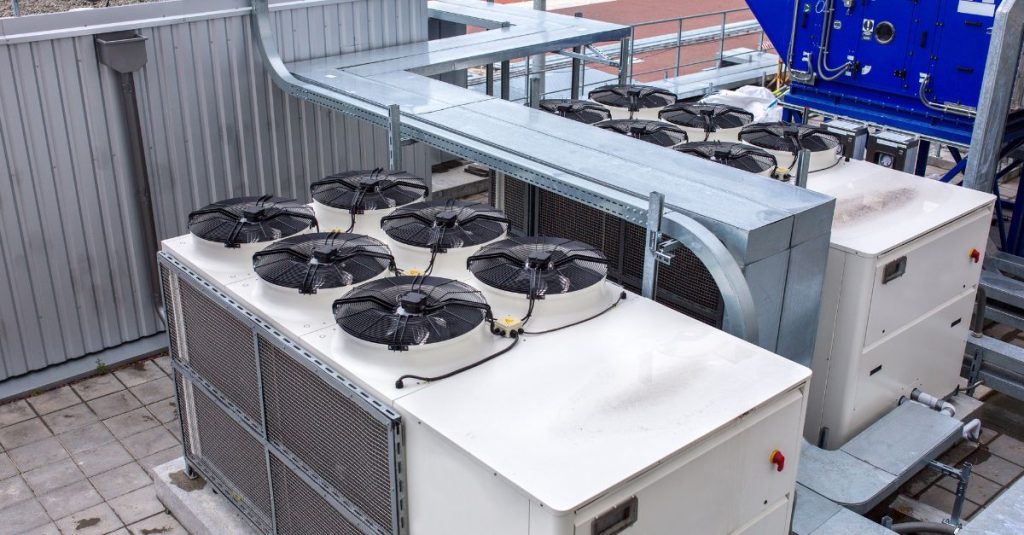 Nueva instalación de refrigeración industrial con unidades condensadoras de alta eficiencia.