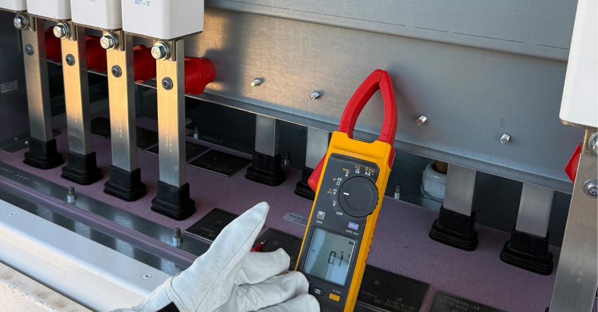Técnico realizando mantenimiento preventivo en una instalación de refrigeración industrial Técnico realizando mantenimiento preventivo en una instalación de refrigeración industrial.