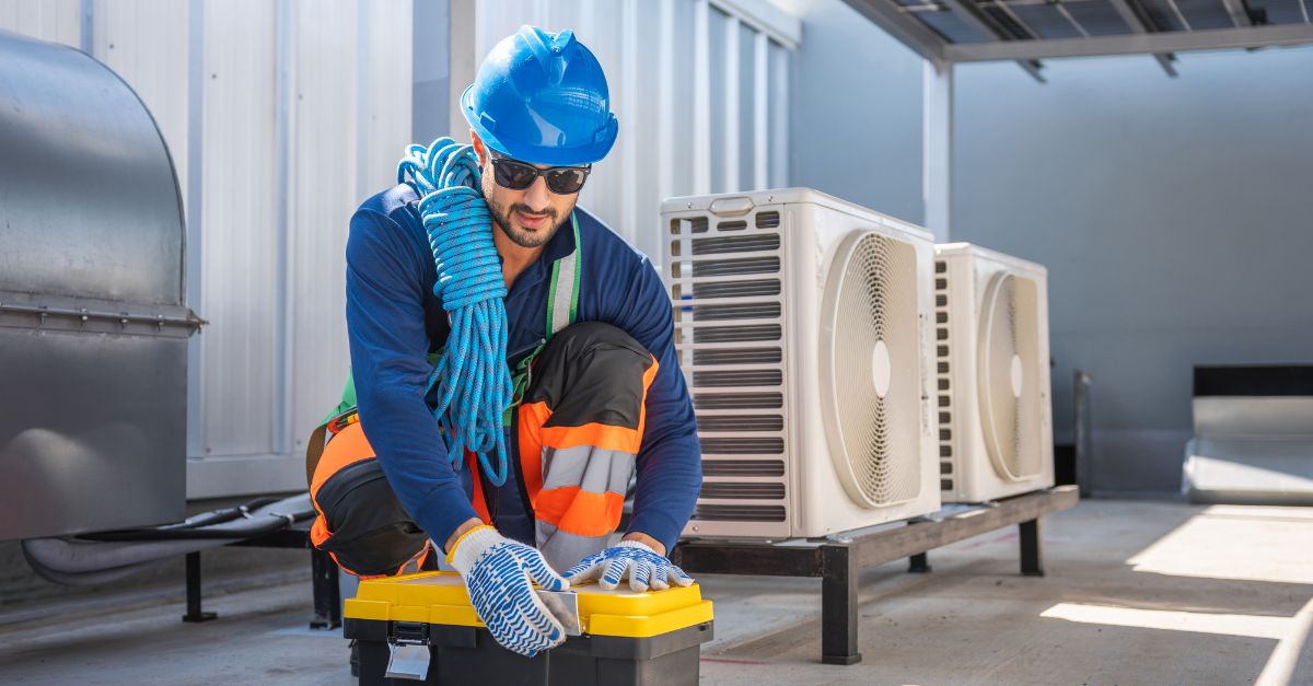 Técnico revisando un sistema de refrigeración industrial.
