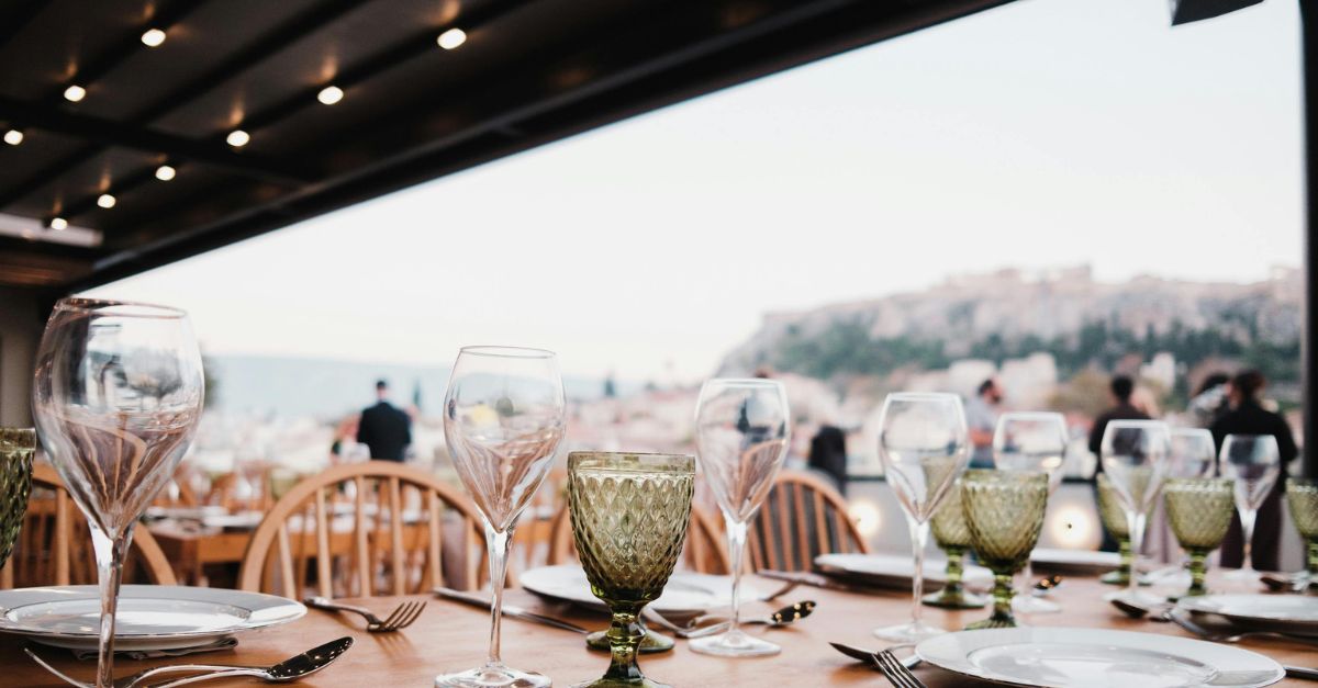 Terraza de restaurante preparada para la temporada de verano en el sector Horeca.